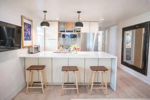 Ugn, spishäll, brödrost och pappersservetter