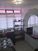 Business Apartment | Private kitchen | Microwave, oven, blender, cookware/dishes/utensils