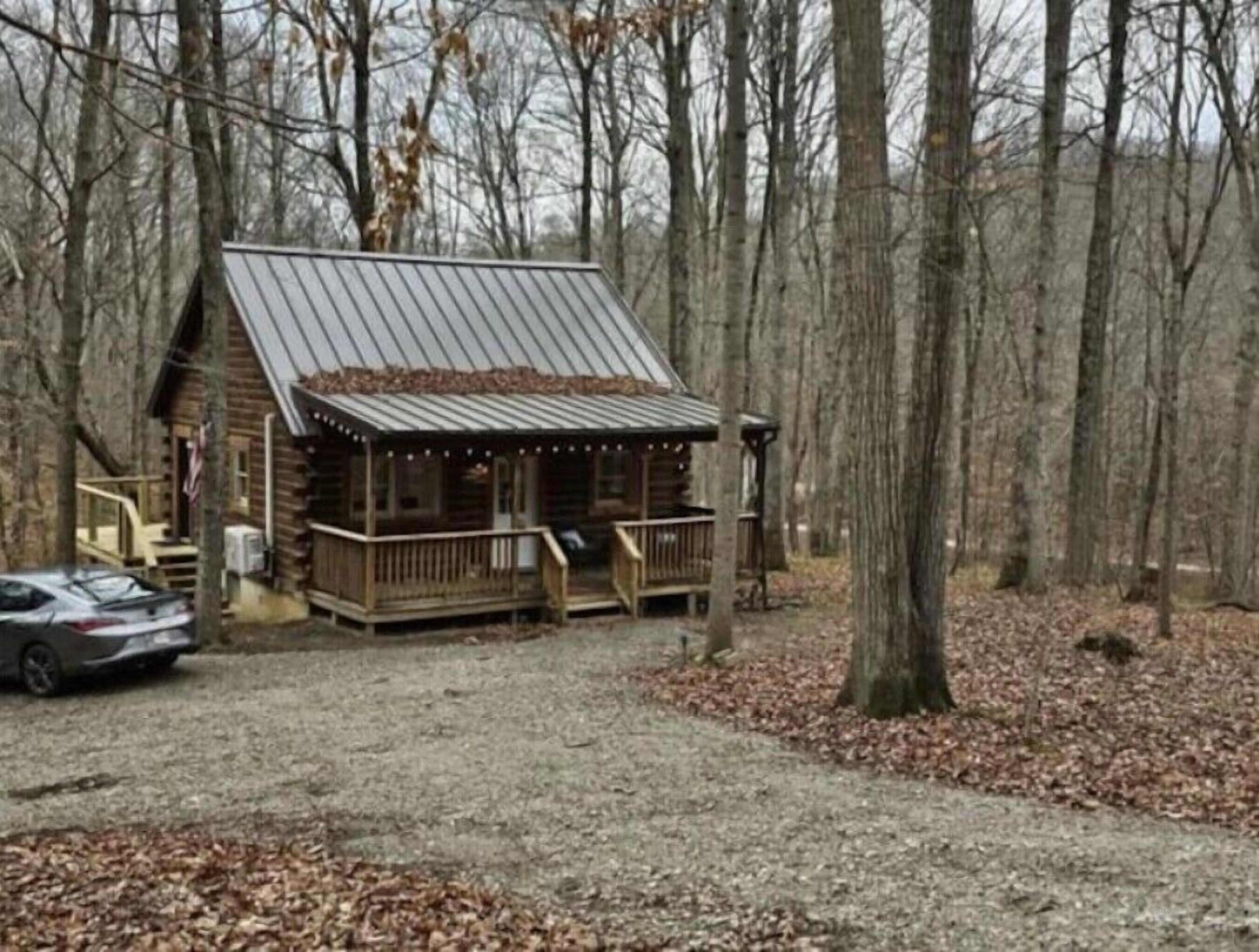 NEW firepit-Quiet and Comfy cabin at Patoka Lake