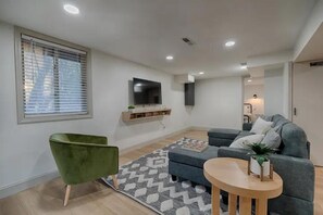 Interior - A Frame of Mind (Jamestown)