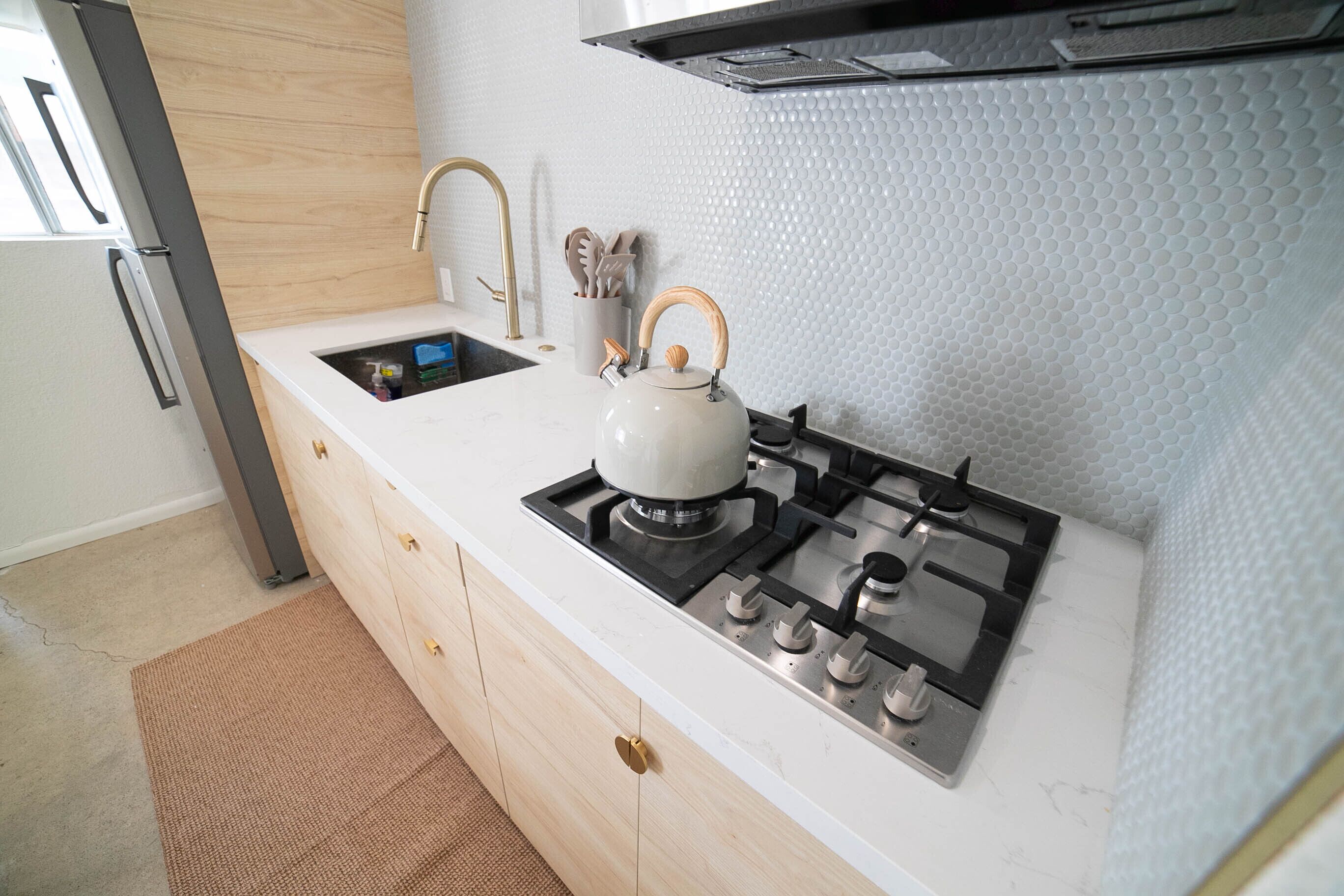 Cafetière/bouilloire, réfrigérateur, micro-ondes, plaque de cuisson