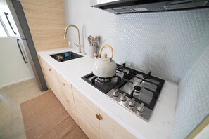 Refrigerador, microondas, placa de cocina, cafetera/tetera