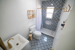 Doccia, asciugacapelli, asciugamani, sapone