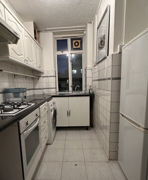 Full-sized fridge, microwave, oven, stovetop - Spacious Triple Luxury Room Kingsize (London)