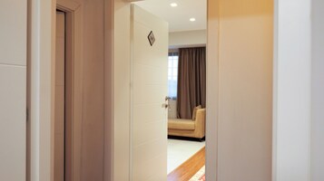 Camas com colchões de espuma com sistema de memória, frigobar