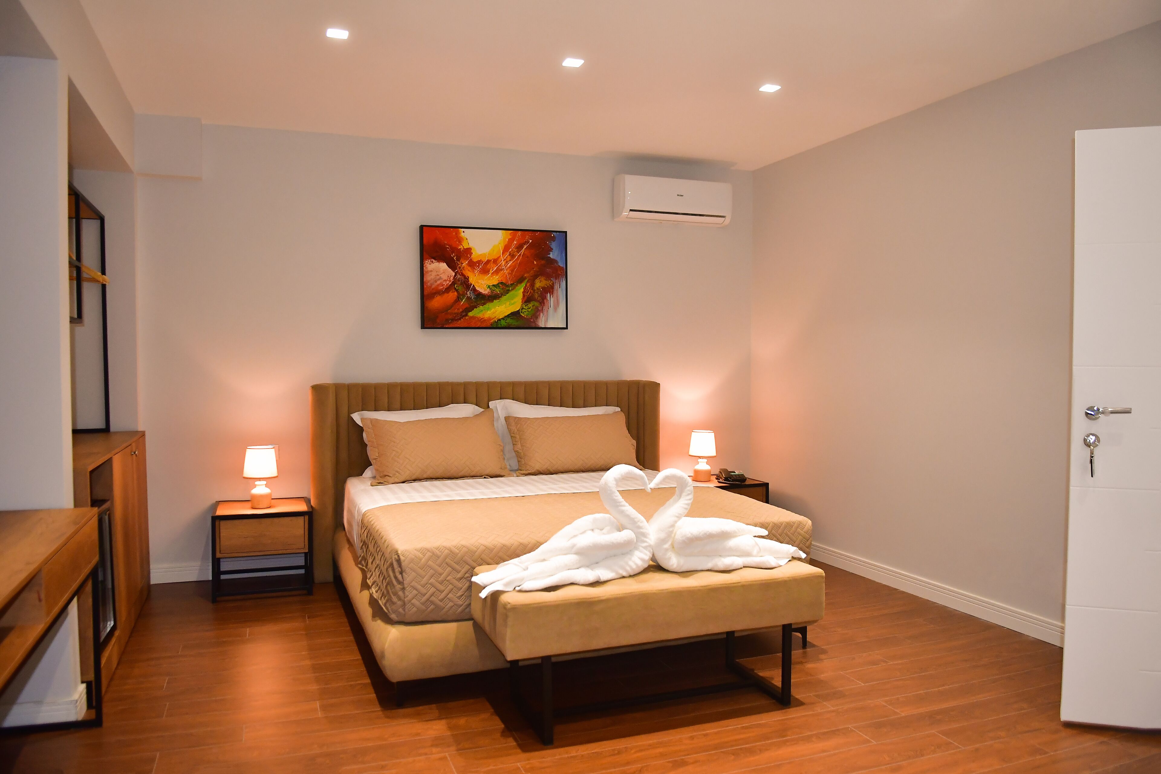 记忆海绵床垫、迷你吧、特色装修、办公桌