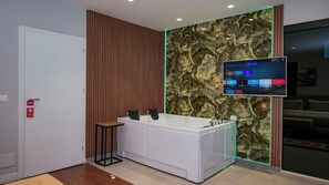 低反発ベッド、ミニバー、客室ごとに異なる装飾、デスク