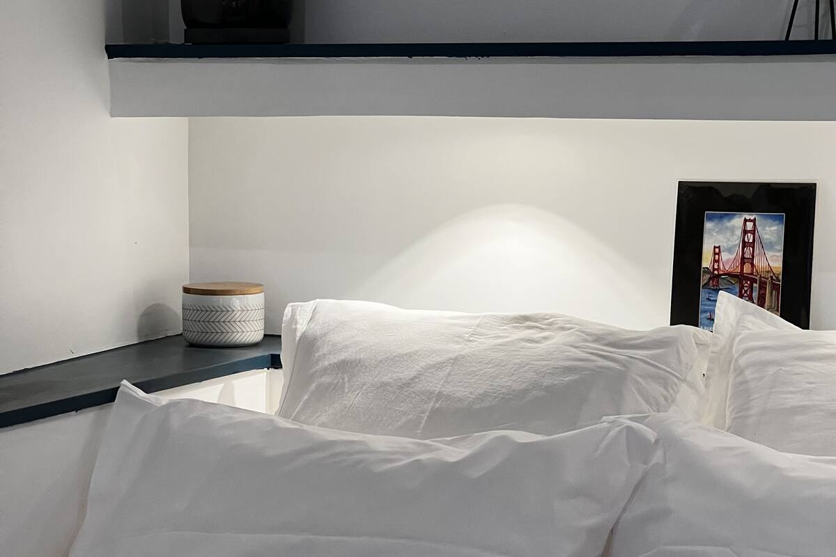 Superior Studio Suite | Blackout drapes, soundproofing, iron/ironing board, WiFi (free)