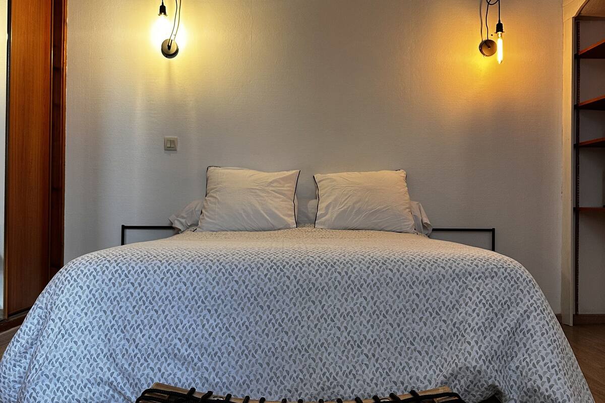 Comfort Studio Suite | Blackout drapes, soundproofing, iron/ironing board, WiFi (free)
