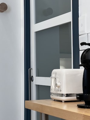 Superior Studio Suite | Blackout drapes, soundproofing, iron/ironing board, free WiFi - MRTN APARTMENTS & SUITES (Aix-les-Bains)