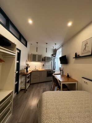 Superior Studio Suite | Private kitchen | Mini-fridge, microwave, oven, stovetop