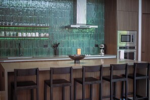 Fridge, microwave, oven, stovetop - Luxury 4-Bedroom Getaway be surrounded by Nature, K Section Nosara (Nosara)