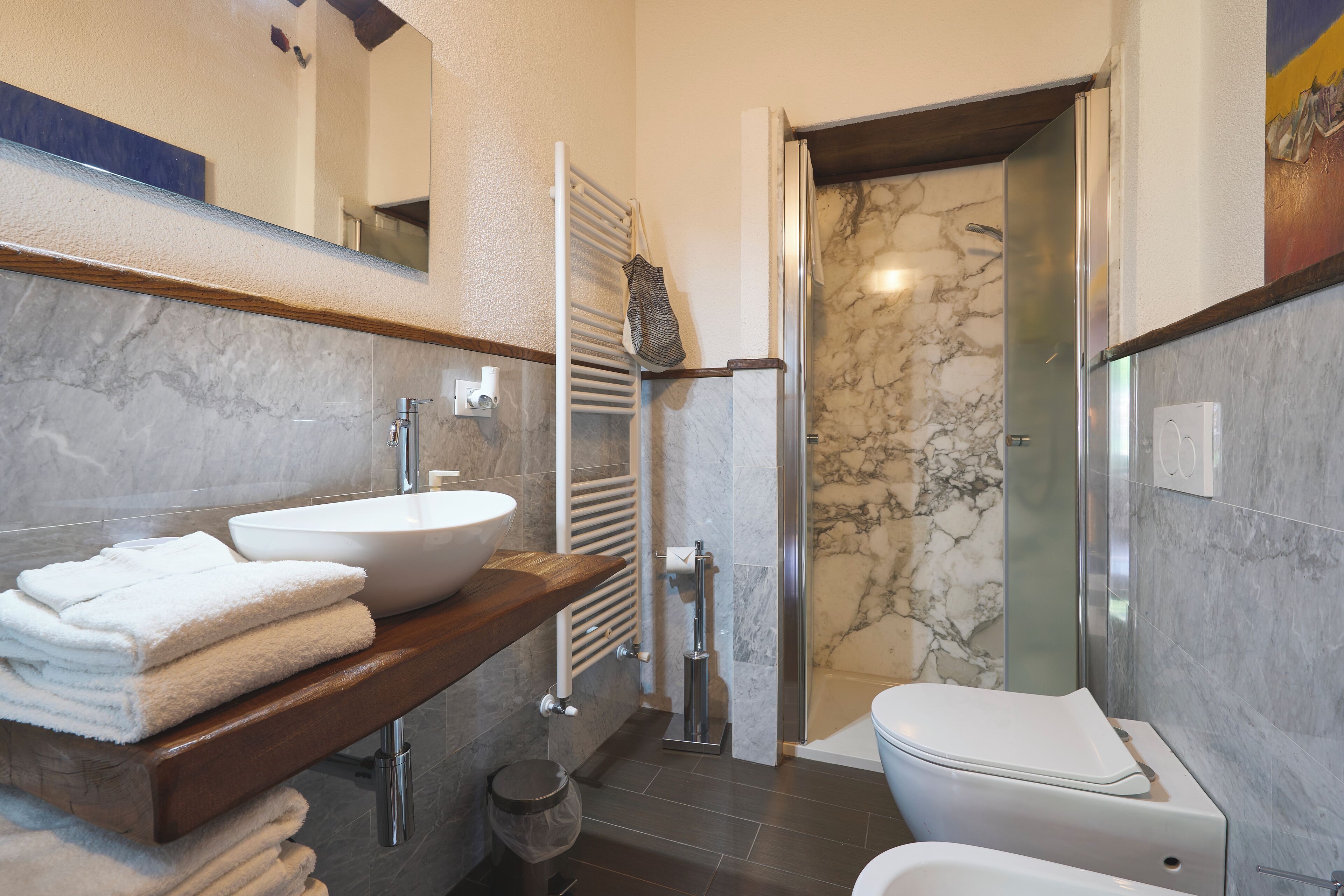 Chuveiro, banheira de hidromassagem, secador de cabelo, bidê