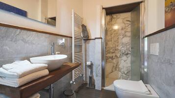 Dusche, Whirlpool, Haartrockner, Bidet