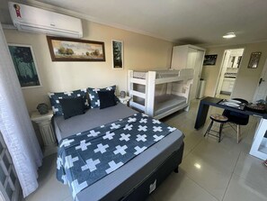Comfort Suite | 1 bedroom, individually decorated, individually furnished, desk - The Férias - Suítes Praia (Cabo Frio)