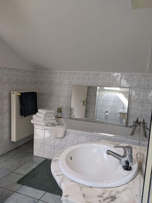 Secadora de cabello, toallas, jabón, papel de baño 