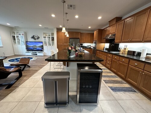 Gorgeous House 4 You: 4B+2.5b+Office+12' Kitchen Island