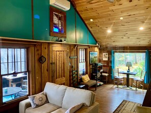 暖炉、テレビゲーム、書庫、ミュージックライブラリ