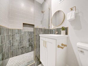 Douche, sèche-cheveux, serviettes fournies