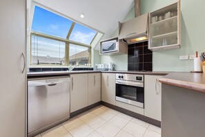 Réfrigérateur, micro-ondes, lave-vaisselle, grille-pain