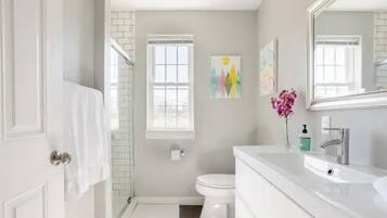 Hårtork, handdukar, tvål och schampo