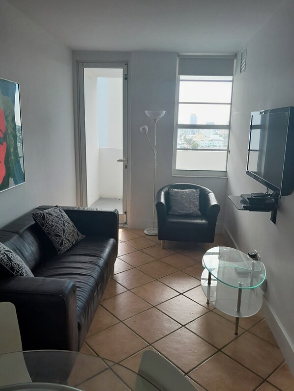 Living area - 6 Months & + Beach Building Rental Apartment, directly at the beach and pool (Miami Beach)