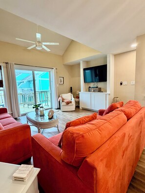 Smart TV, fireplace, video games, table football - Break Time 3 BR, 3.5 Bath, Mini-Waterpark, Pool, Gym, Linens Provided Sleeps 7 (Kill Devil Hills)