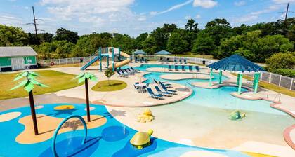 Break Time 3 BR, 3.5 Bath, Mini-Waterpark, Pool, Gym, Linens Provided Sleeps 7