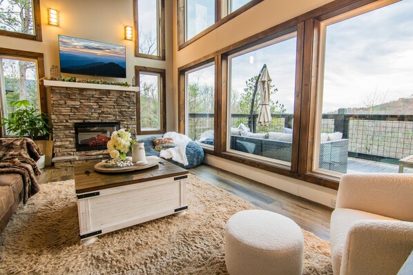 Smart TV, fireplace - Spring Sunset Mountain Views! Peaceful Cabin! Hot tub! (Gatlinburg)