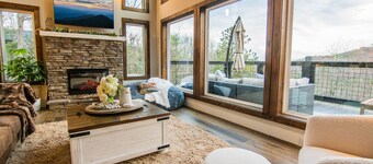 Spring Sunset Mountain Views! Peaceful Cabin! Hot tub!