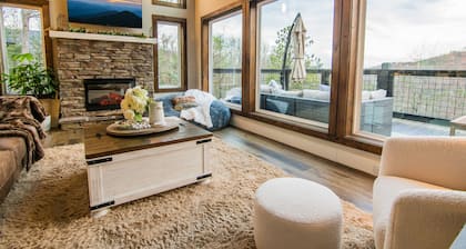 Spring Sunset Mountain Views! Peaceful Cabin! Hot tub!