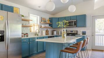 Kylskåp, mikrovågsugn, ugn och spishäll