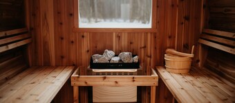 Lux home w sauna, hot tub, firepit. 5 min to town and casino.