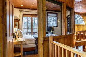 1 bedroom, desk, iron/ironing board, WiFi