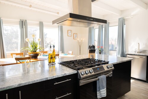 Luxury Nob Hill apartment w/3 primary bedrooms and chef's kitchen. Pet friendly!