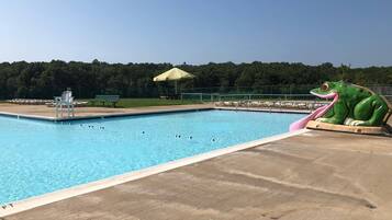 Kolam renang indoor dan kolam renang outdoor musiman