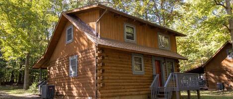 Premier Cabin | 2 bedrooms, free WiFi