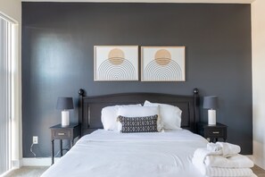 Desk, iron/ironing board, WiFi, bed sheets - Elegant & Luxury 2BR  2BTH Minutes To Old Town (Alexandria)