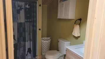 Regadera, toallas, jabón, papel de baño