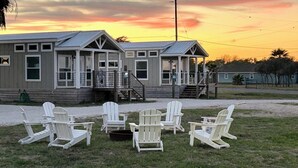 Rivin muodostavat Adirondack-tyyliset puutarhatuolit vihreällä nurmialueella rakennuksen edessä. Rakennuksessa on kuisti ja portaat, jotka johtavat sisäänkäynnille.