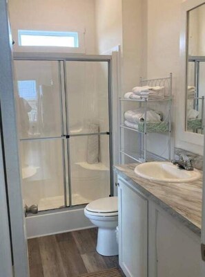 Doccia, asciugacapelli, asciugamani, sapone