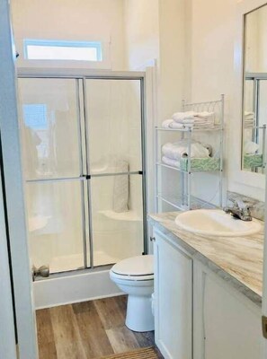 Hair dryer, towels, soap, shampoo - Goose Island Flats -The Whistler 1 BR 1BA (Rockport)