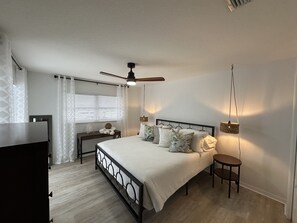 3 bedrooms, iron/ironing board, WiFi, bed sheets - Punta Gordas Capri Isles Court Castle with Three KING Beds and 3 Thrones    (Punta Gorda)