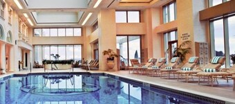 Villa Noir- 3 min from Mohegan Sun with fireplace, jacuzzi, sauna/pools, and spa