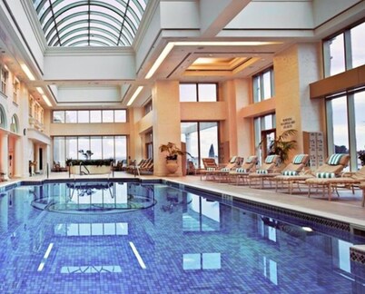 Villa Noir- 3 min from Mohegan Sun with fireplace, jacuzzi, sauna/pools, and spa