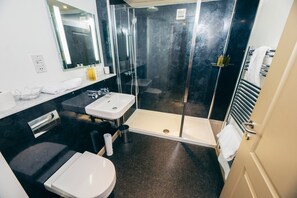 Executive Double Room | Bathroom | Free toiletries - The Bull Auberge (Eye)