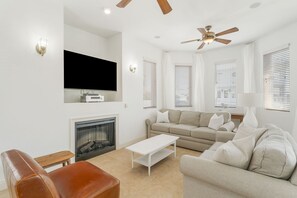 Townhouse, flere senger, kjøkken, hageutsikt | Oppholdsområde | En 42-tommers Flatskjerm-TV med digitale kanaler samt TV