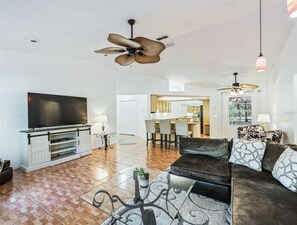 Living area - Gordon’s Country Home (Ocala)