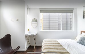 3 habitaciones, escritorio y tabla de planchar con plancha 