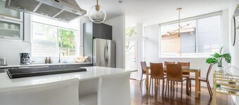 New Townhouse in Capitol Hill! W/Rooftop Deck Views! Near Downtown and Sleeps 8!